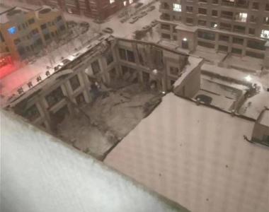 黑龙江佳木斯一体育馆坍塌有人被困！当地刚发暴雪红色预警