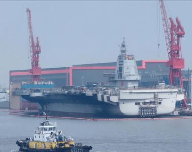 福建舰船体已被熏黑，上海大连两大造船厂，两艘航母在等着出海