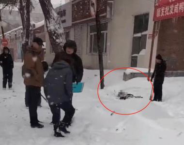 黑龙江一男子倒卧雪中死亡 目击者：早上7点多就看到他躺在雪地，警察在现场