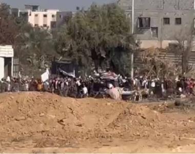 以媒：以军发布视频，显示疑似加沙居民举着白旗和手臂向南部转移