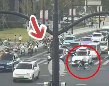 上海街头一男子骑车闯红灯被判全责，当场花式卖惨，交警：没用！