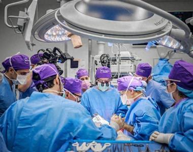 美国医生完成世界首例全眼移植手术