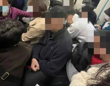 上海地铁“板凳族”被反复提醒后，索性变成了“坐地族”？