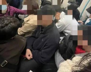 上海地铁“板凳族”被反复提醒后，索性变成“坐地族”？