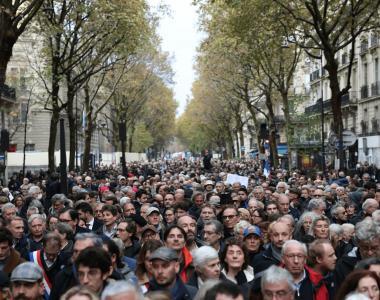 外媒：巴黎等地共超过10万人游行抗议“反犹主义行为”，法国总理和勒庞参加