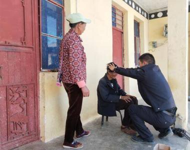 云南怒江：民警上门为群众拍摄“最美身份证”