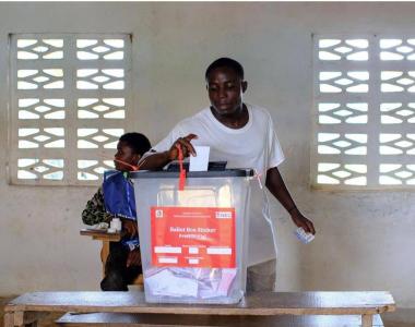 利比里亚举行第二轮总统选举投票