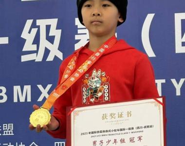 黄江自行车小将以多样难度组合动作，夺得国际赛事金牌