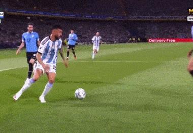 梅西锁喉对手！世预赛上阿根廷队与乌拉圭队发生冲突
