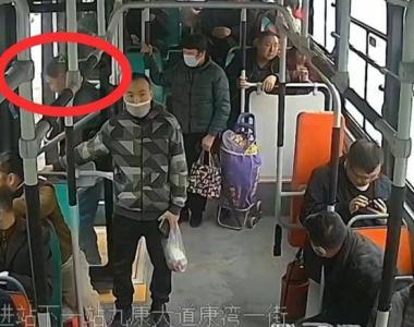 醉酒乘客下错站，武汉公交司机：到站我叫你，扶你下车