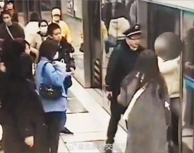 乘客因纠纷堵车门，致地铁延误8分钟！警方：行拘！