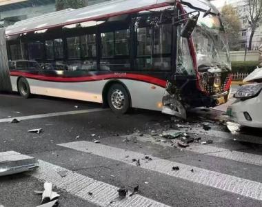 上海一客车与公交车发生碰撞：客车司机轻微受伤，具体原因正在调查