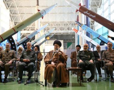 敏感时刻，伊朗时隔5月对外展示“征服者”-2高超音速导弹