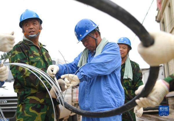 河北涿州：抢修因灾受损电力设施