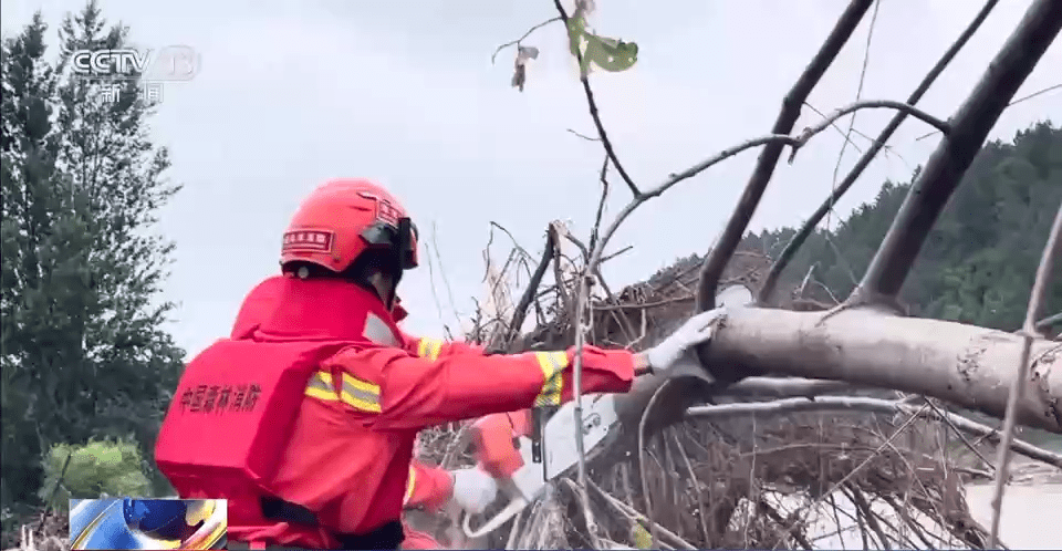 黑龙江海林市遭遇大暴雨 当地组织力量抢修受损电力设施