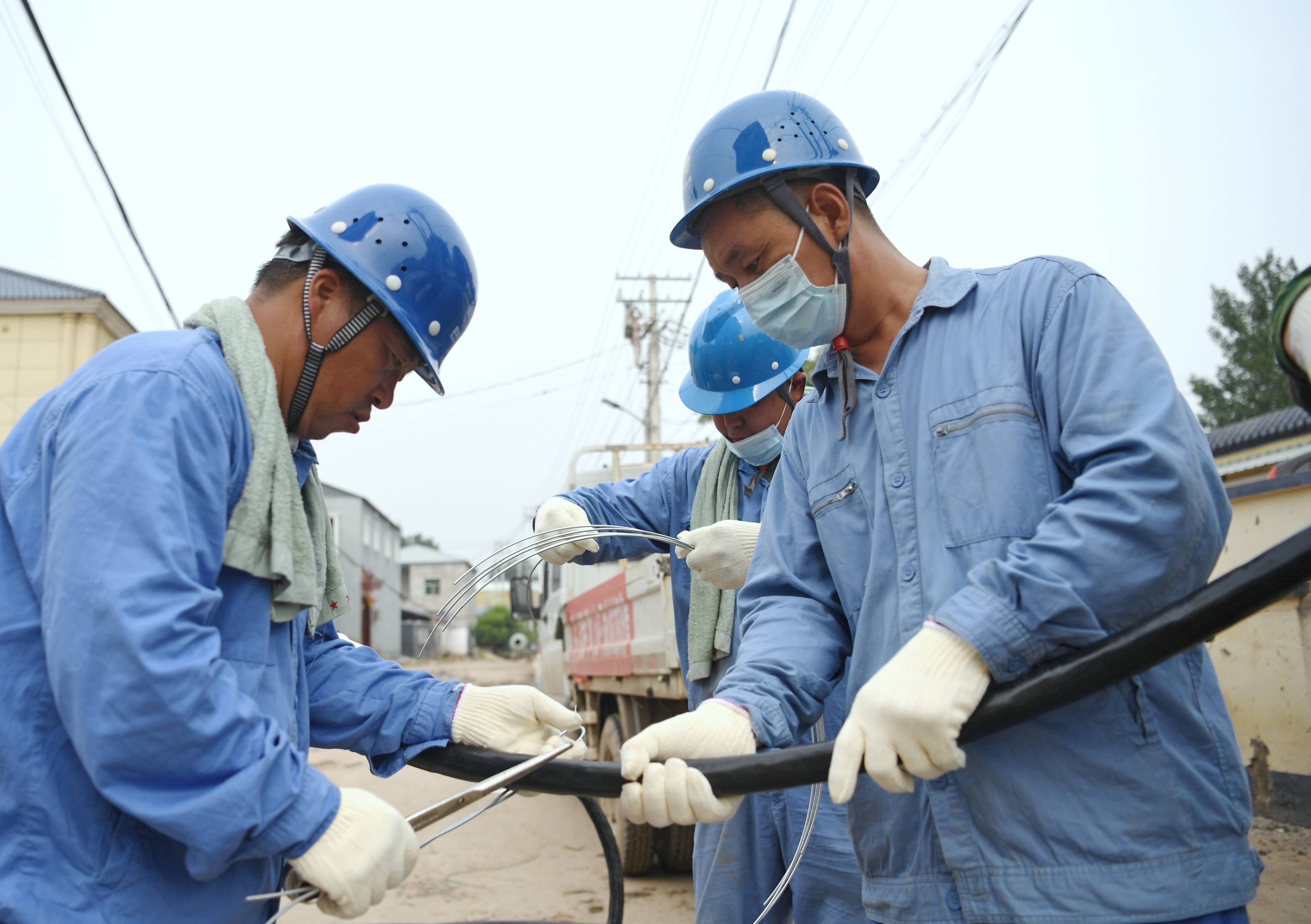 （社会）河北涿州：抢修因灾受损电力设施