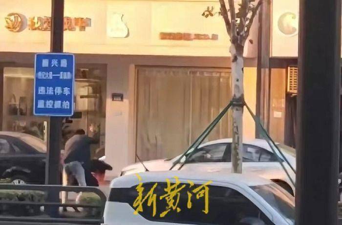 浙江女律师庭审结束后在法院附近遭对方当事人持榔头袭击重伤，多人见义勇为制服行凶者