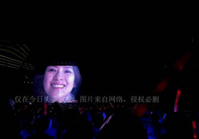 汪峰演唱会终于举办章子怡携女儿现场支持，气氛燃观众钱没白花