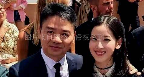 刘强东与前妻龚晓京罕见同框，离婚多年关系好，网友：太有夫妻相