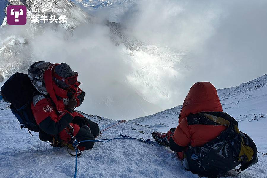 登顶珠峰者发帖称下撤途中被向导抛弃遇险；登山公司：可能患高原脑水肿，记忆有偏差