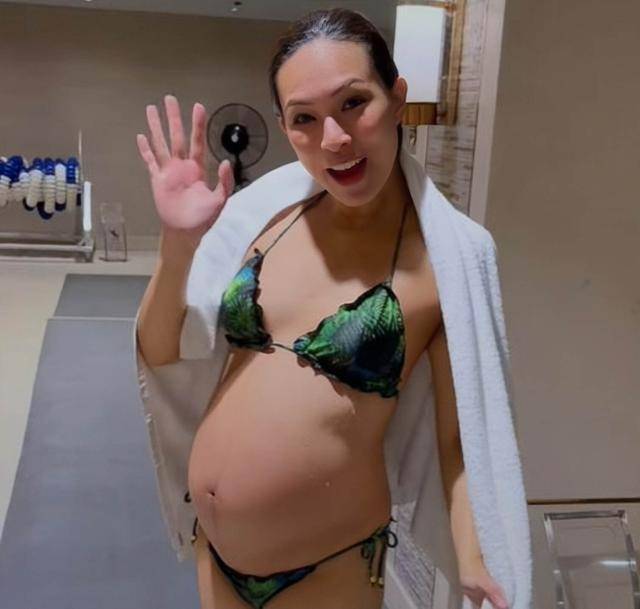 香港知名女星怀孕九个月临盆在即，挺巨大孕肚游泳，想生4个小孩