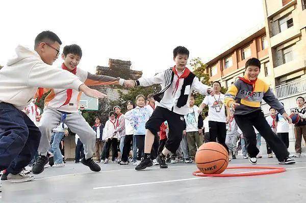 课间10分钟取消后，小学生在厕所交朋友