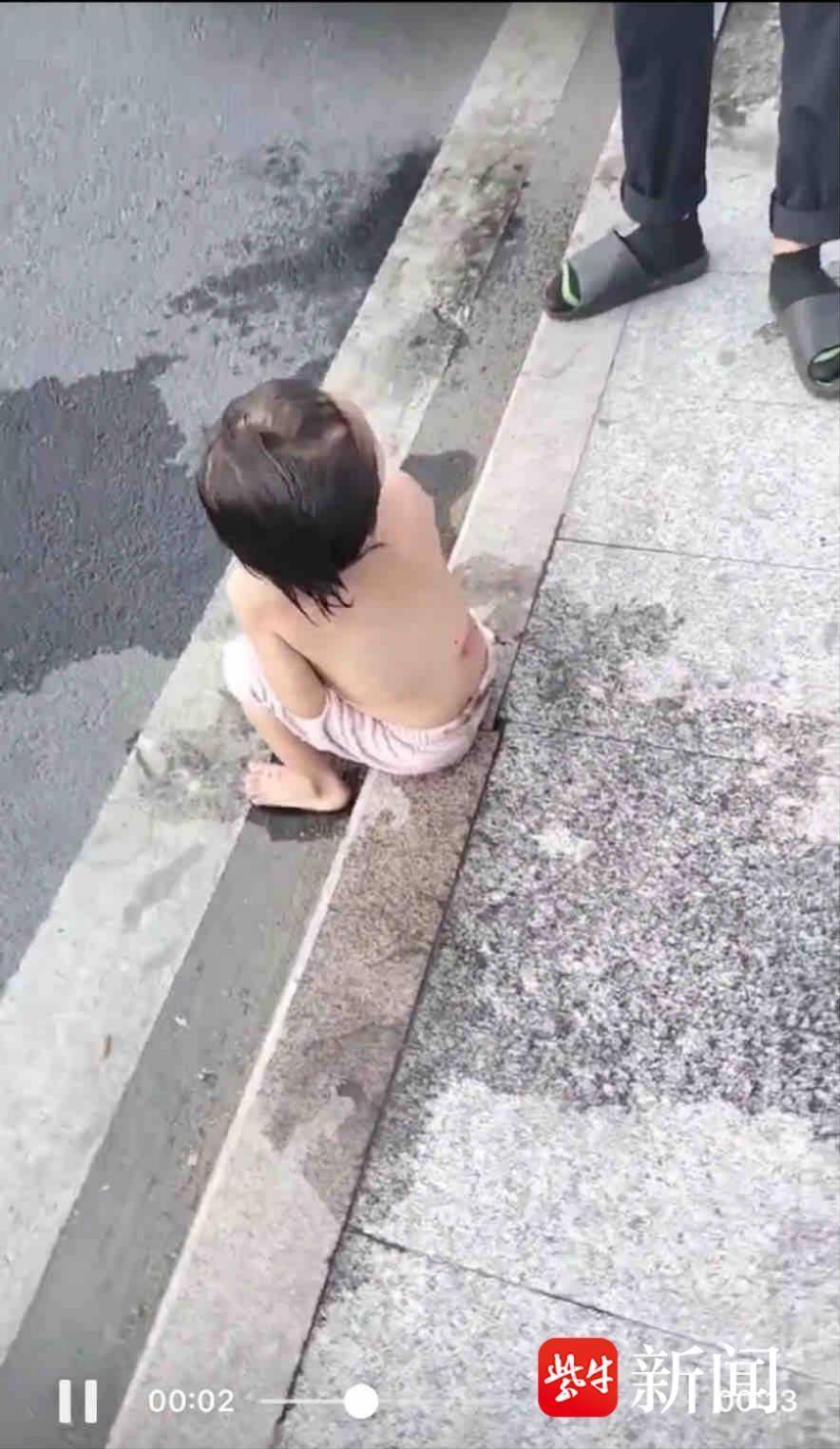 广东一女子骑车把女孩扔下池塘，村干部回应：警方已介入，女孩被救起