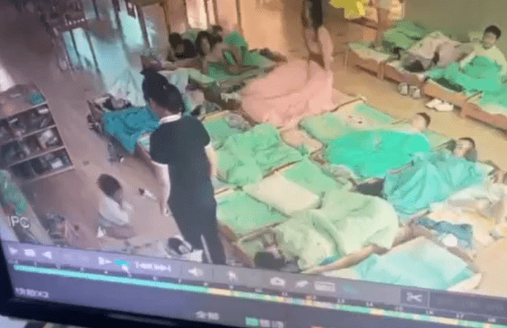 保育员被曝幼儿园内抱摔幼童，山东成武县公安局：行政拘留涉事保育员