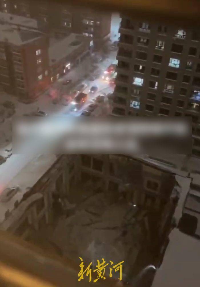 黑龙江佳木斯一体育馆房顶坍塌，初步确认3人被困，附近商户听到巨响，官方：与降雪有关