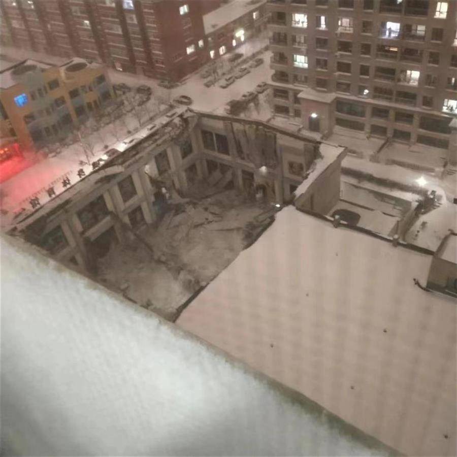 黑龙江佳木斯一体育馆坍塌，有医院称已收治两个受伤男孩，多支消防力量正救援