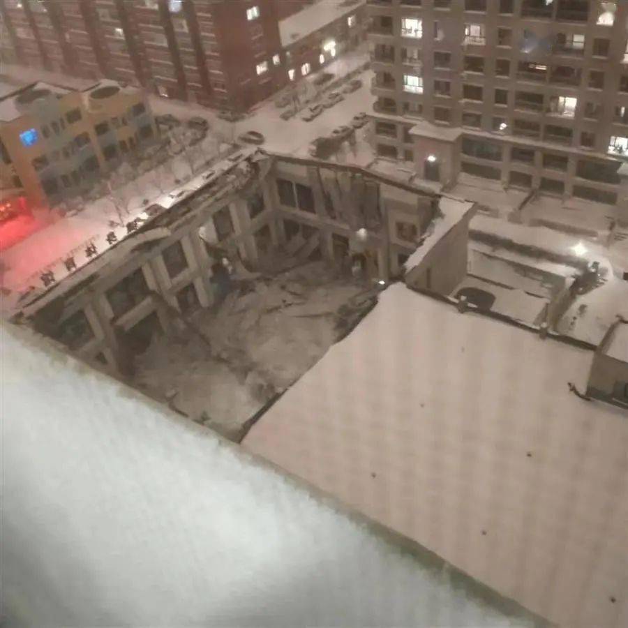 黑龙江桦南县体育馆坍塌事故最新通报：目前3人被困，正全力冒雪营救
