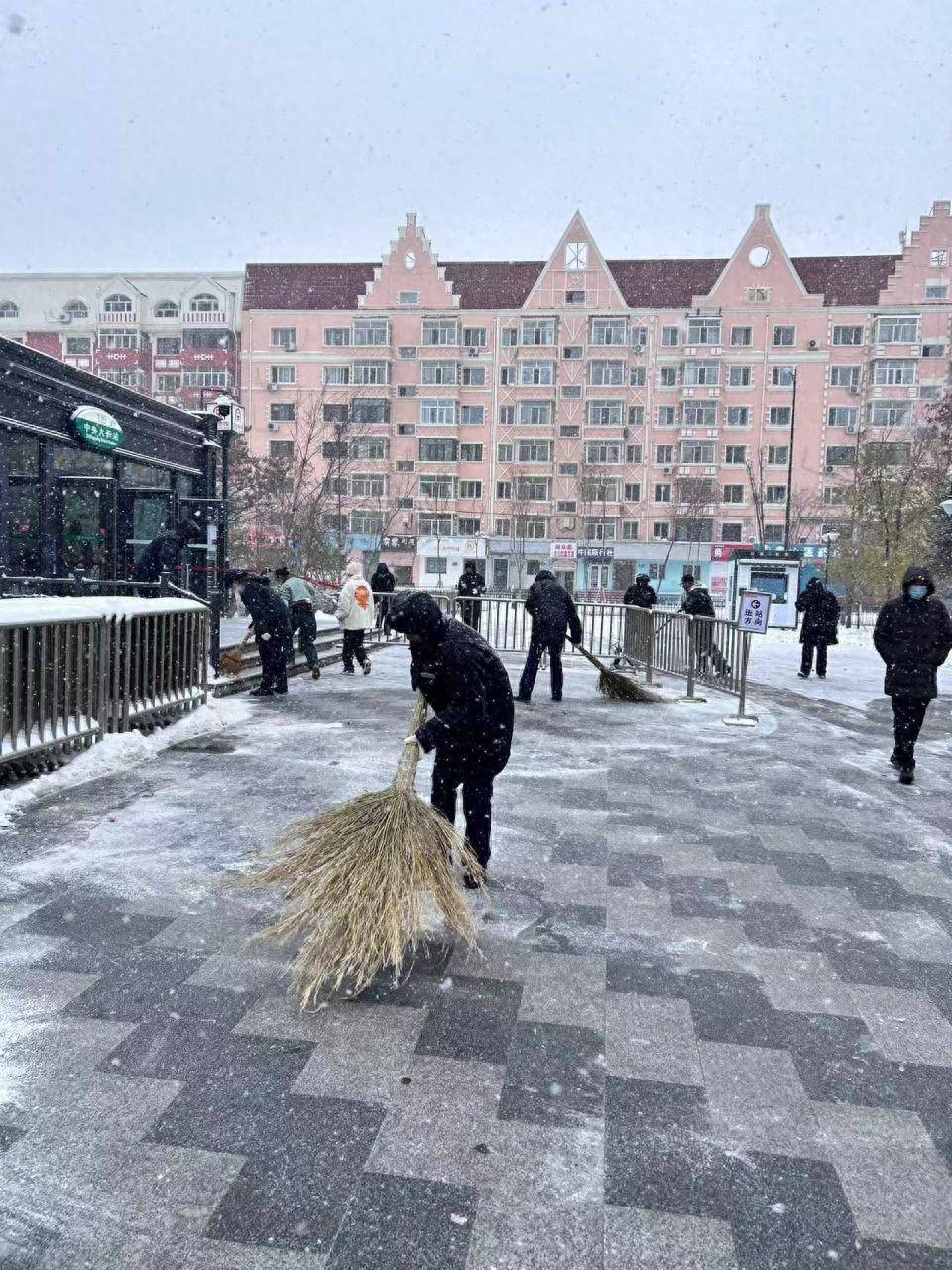 哈尔滨地铁3000人迎战暴风雪