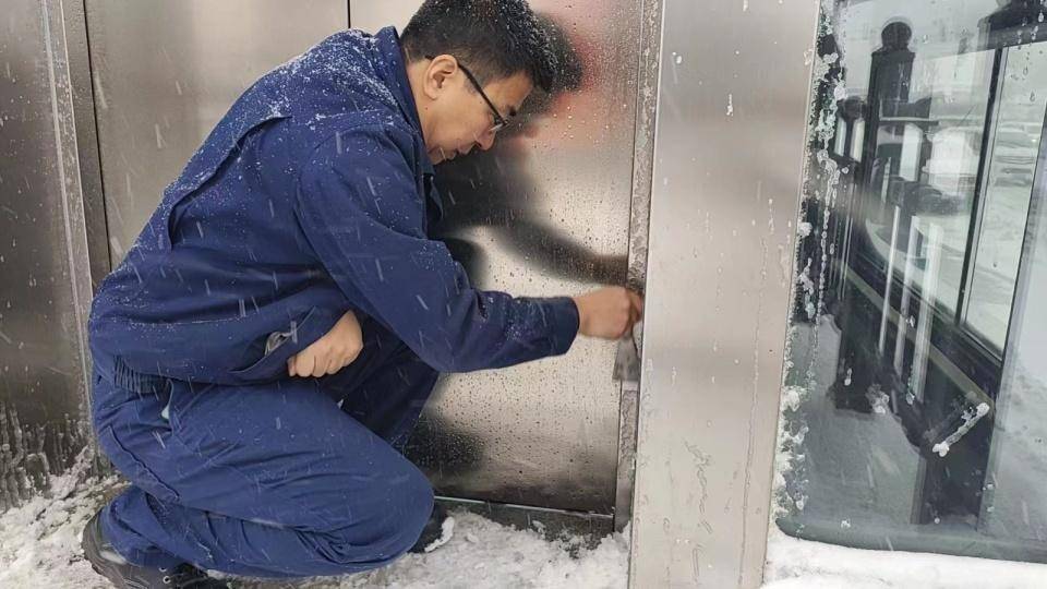 哈尔滨地铁3000人迎战暴风雪