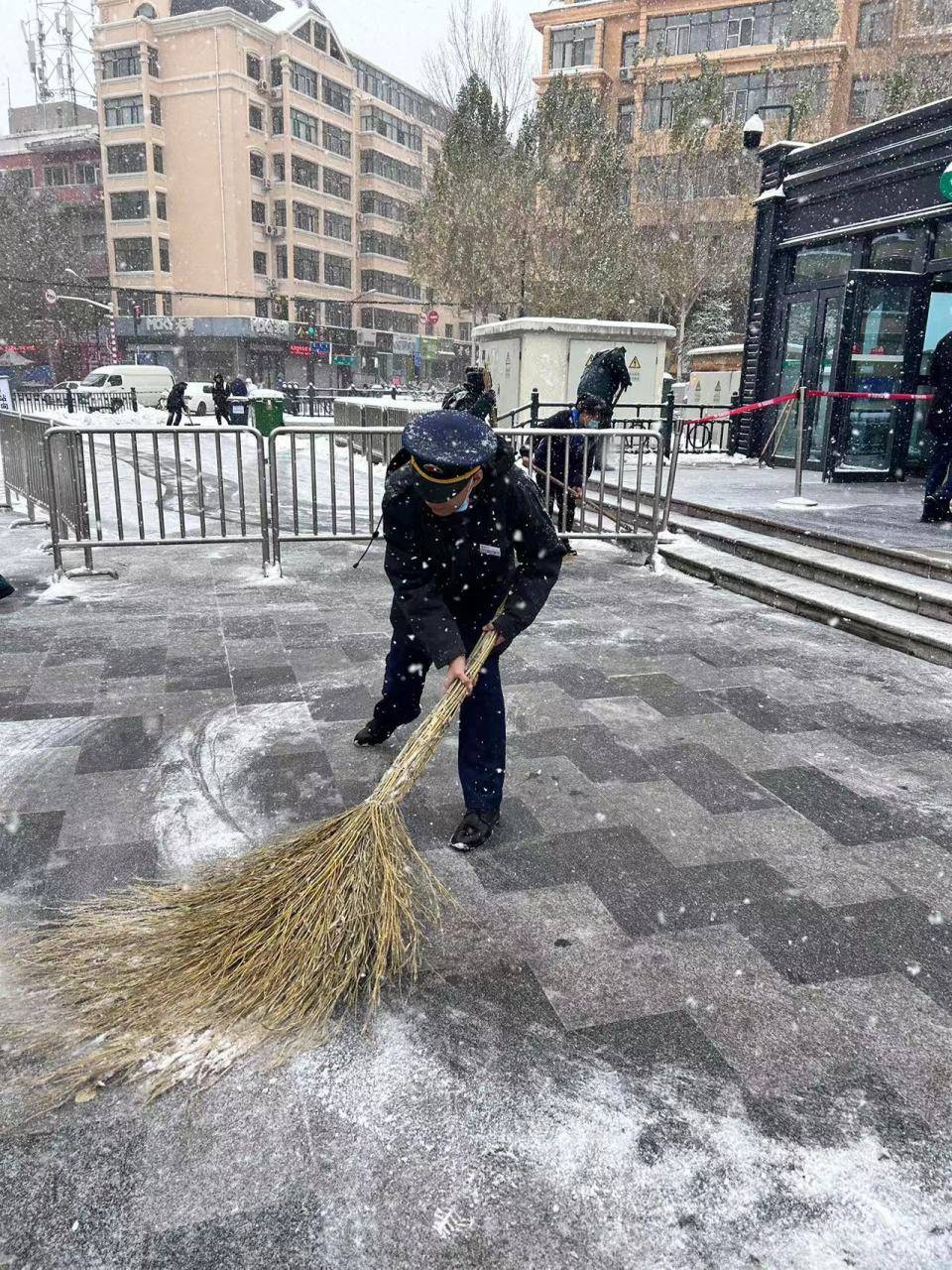 哈尔滨地铁3000人迎战暴风雪