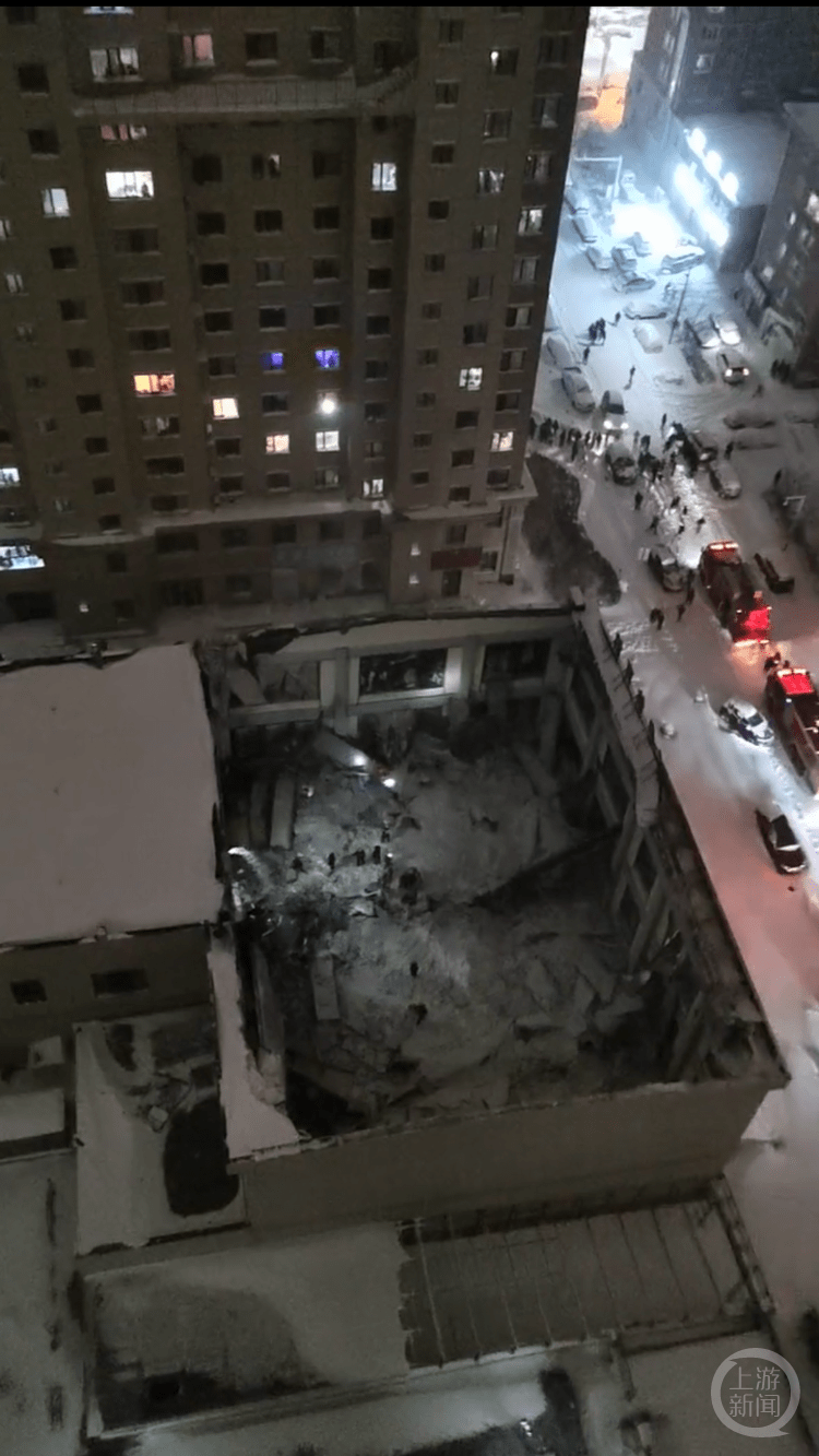 黑龙江佳木斯一体育馆发生坍塌3人被困，附近商户称以为是爆炸