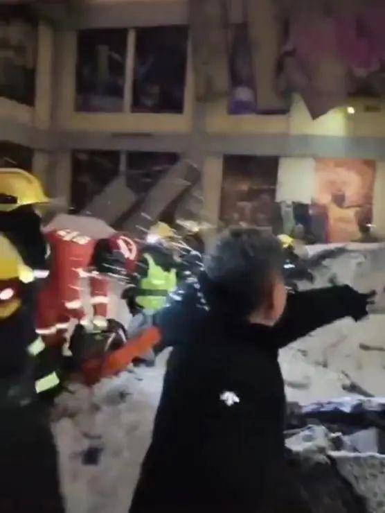 三问“佳木斯一体育馆坍塌事故”：刚使用约两三年，曾多次检查安全，是否与下雪有关？