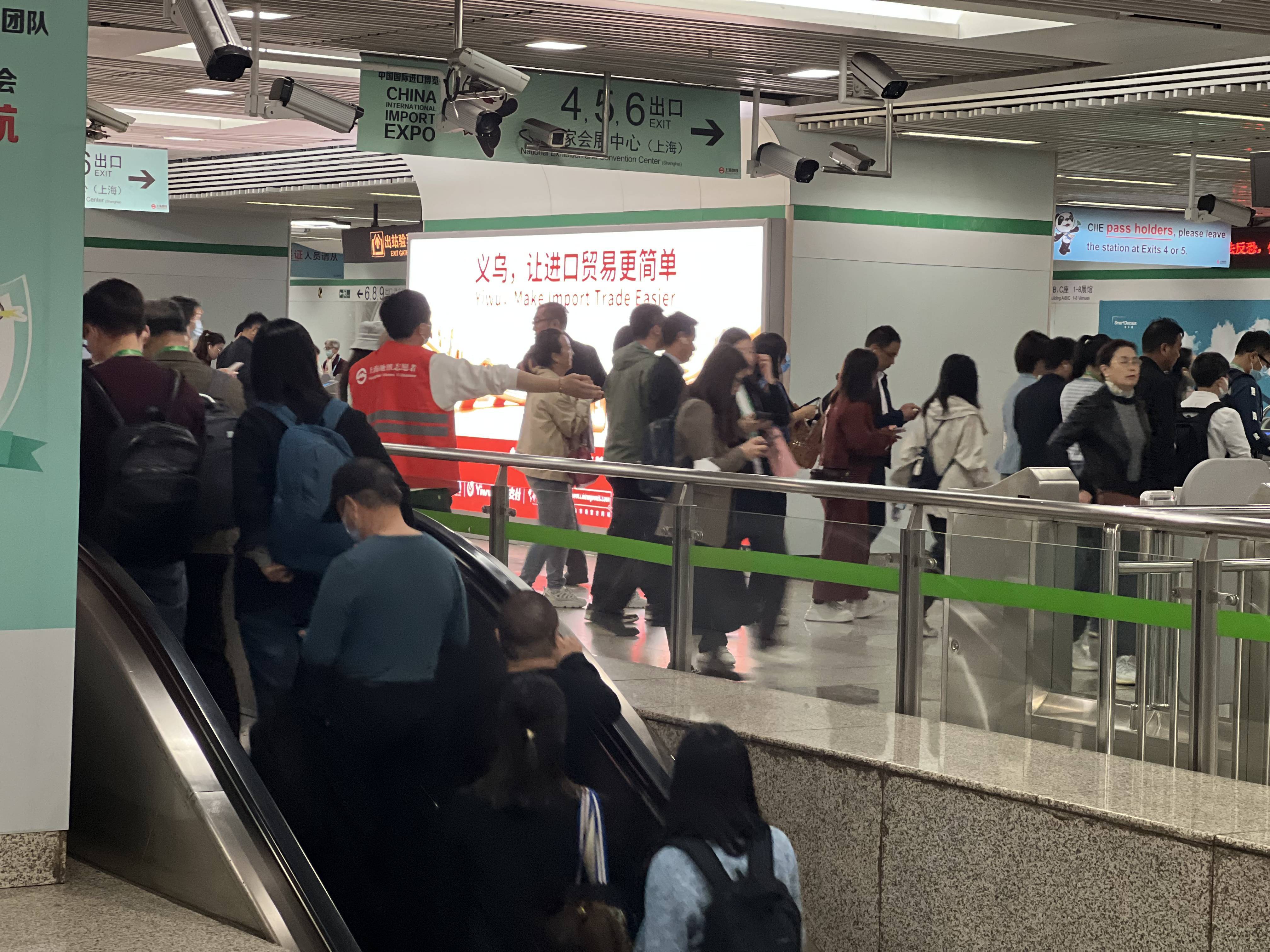今晨上海轨交徐泾东站出站3.8万人次，比昨日下午高峰时段上涨6倍