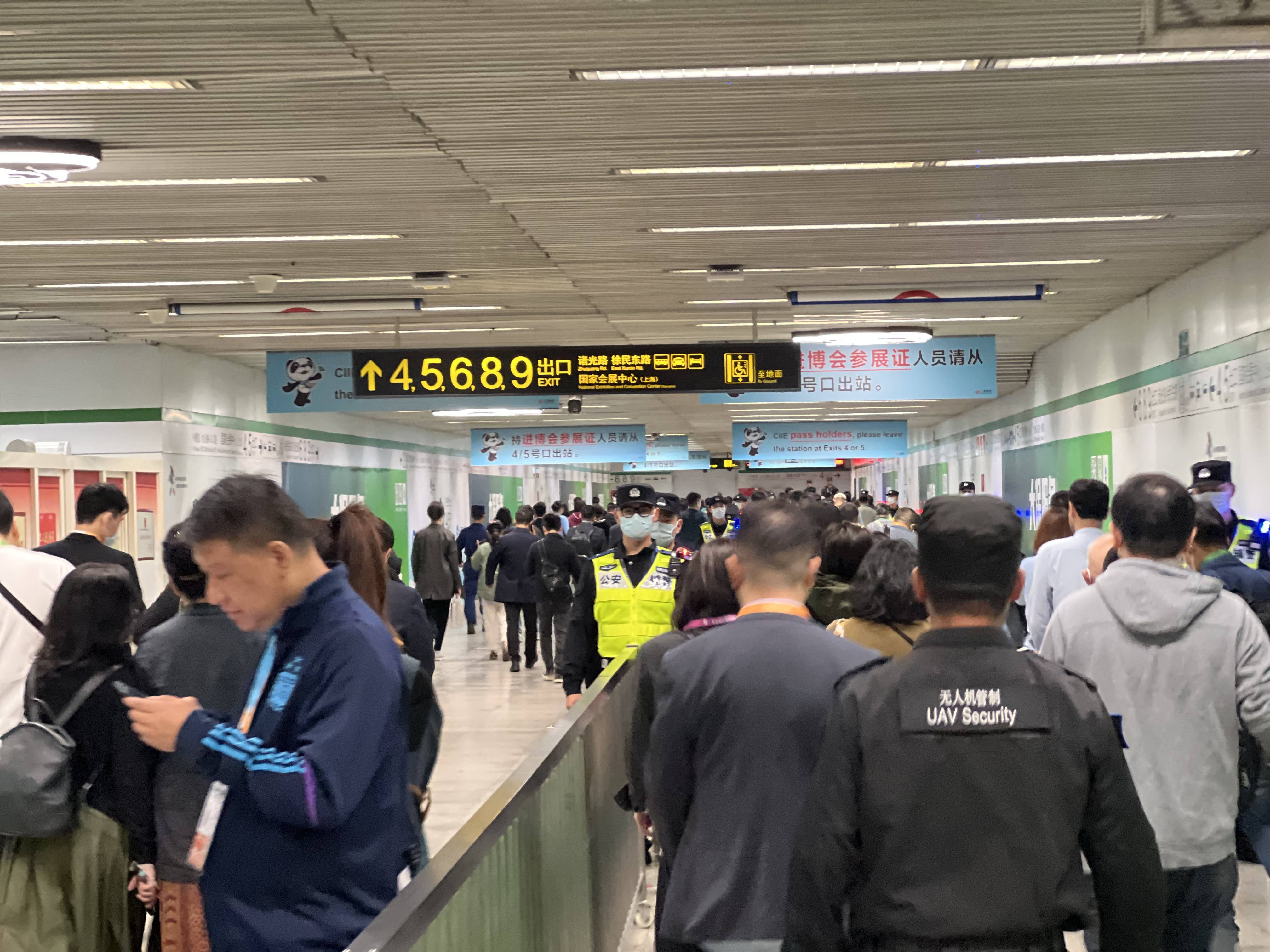 今晨上海轨交徐泾东站出站3.8万人次，比昨日下午高峰时段上涨6倍