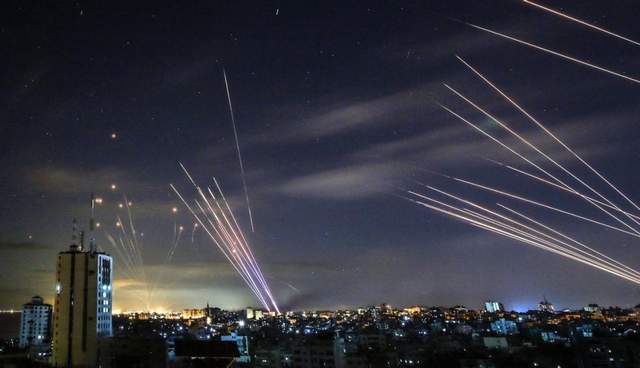 铁穹失效，哈马斯的火箭弹在特拉维夫炸响，内塔尼亚胡末日降临