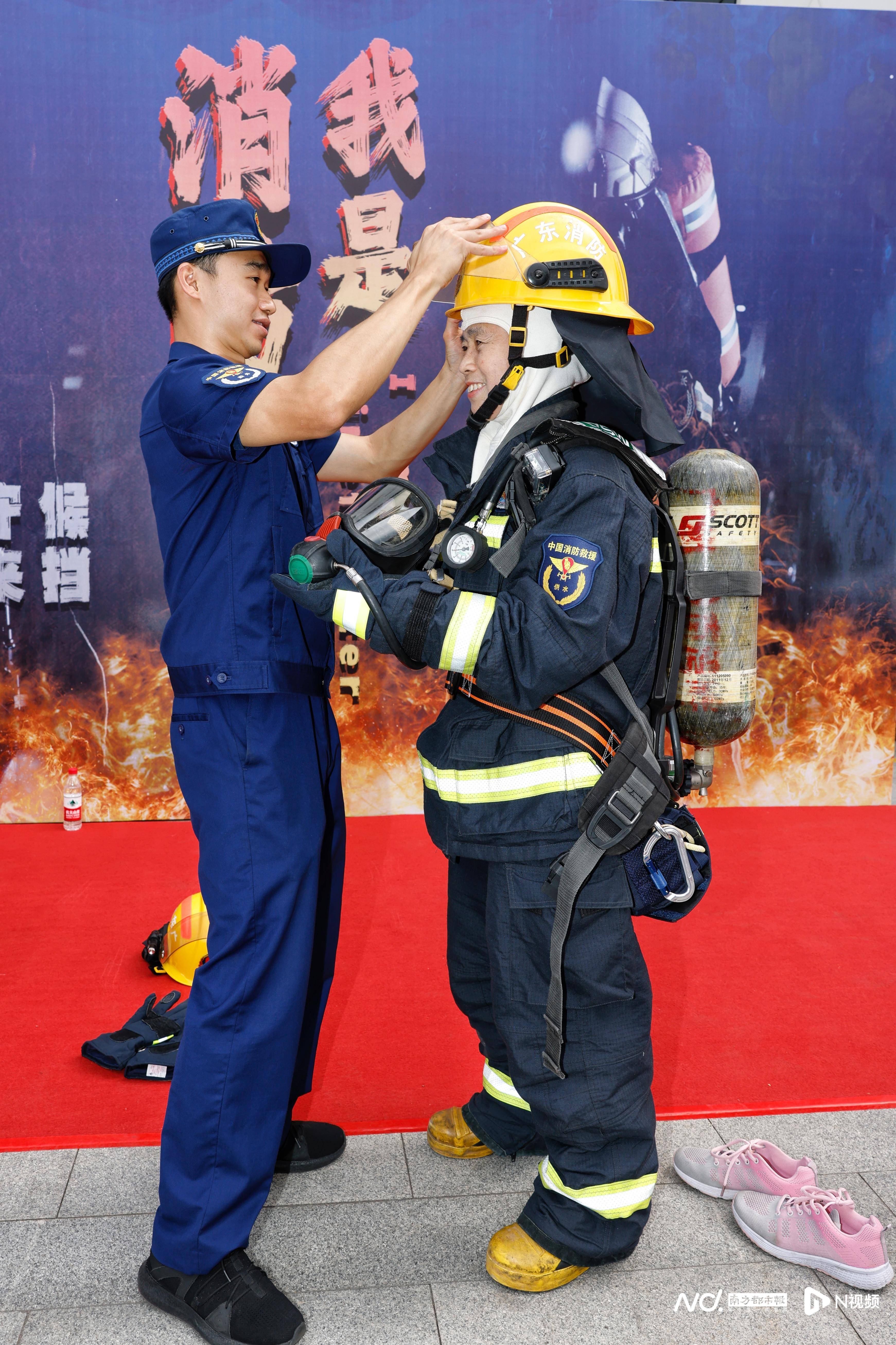 市民穿消防服、甩消防水带“打保龄”，荔湾区消防宣传重体验