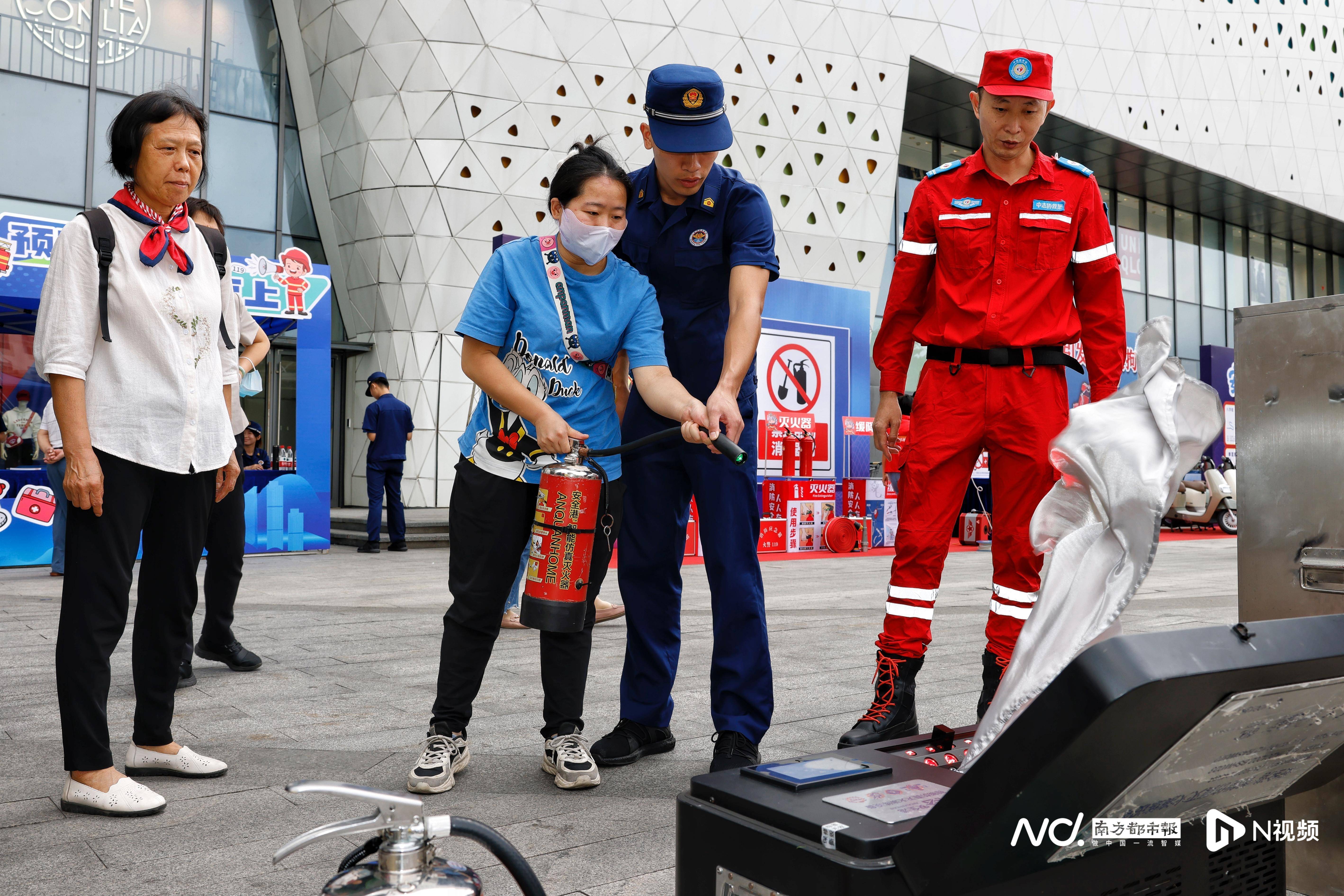 市民穿消防服、甩消防水带“打保龄”，荔湾区消防宣传重体验