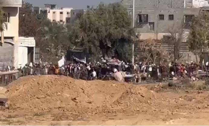 以媒：以军发布视频，显示疑似加沙居民举着白旗和手臂向南部转移