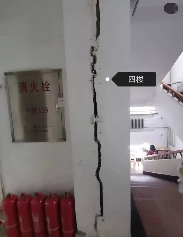 黑龙江中医药大学回应寝室楼开裂系“伸缩缝”，省教育厅已介入