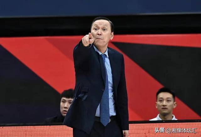 CBA消息：首位教练下课，张庆鹏心有不满，深圳男篮吃大亏