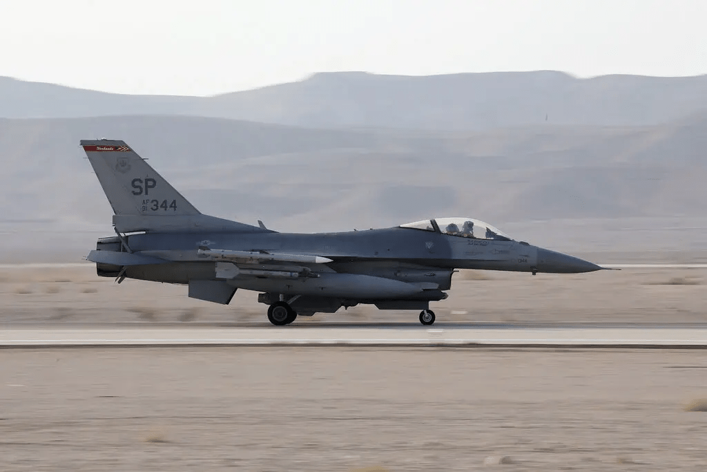 美防长：依据拜登指示，两架F-15战机对叙东部一处与伊朗关联设施发动空袭