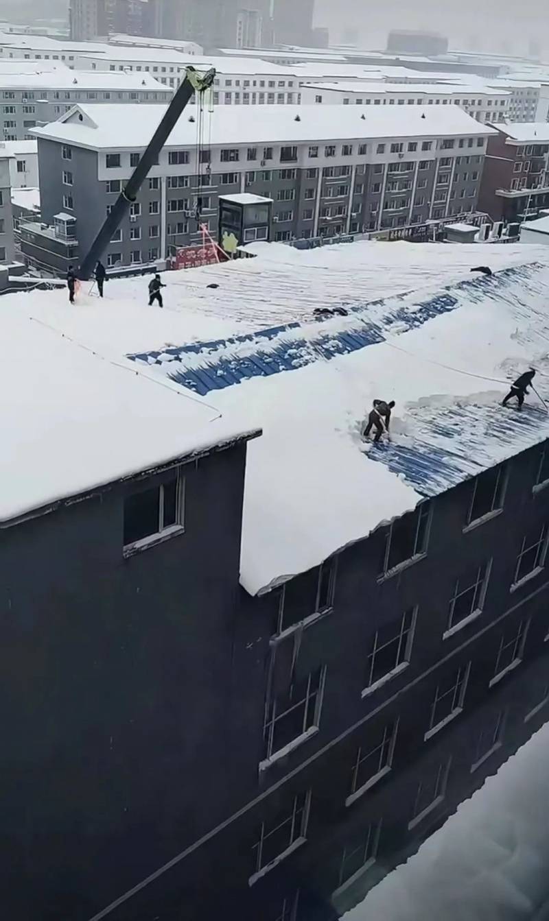 体育馆坍塌后，黑龙江多地部署清除屋顶积雪冰溜子！现场曝光