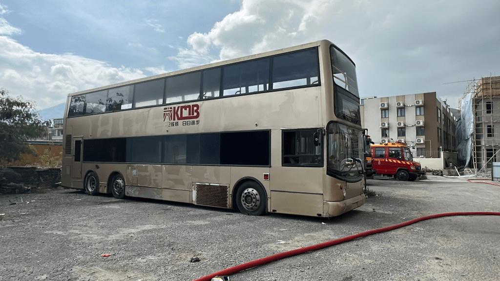 港媒：香港元朗露天停车场4车疑遭纵火焚毁，现场黑烟冲天