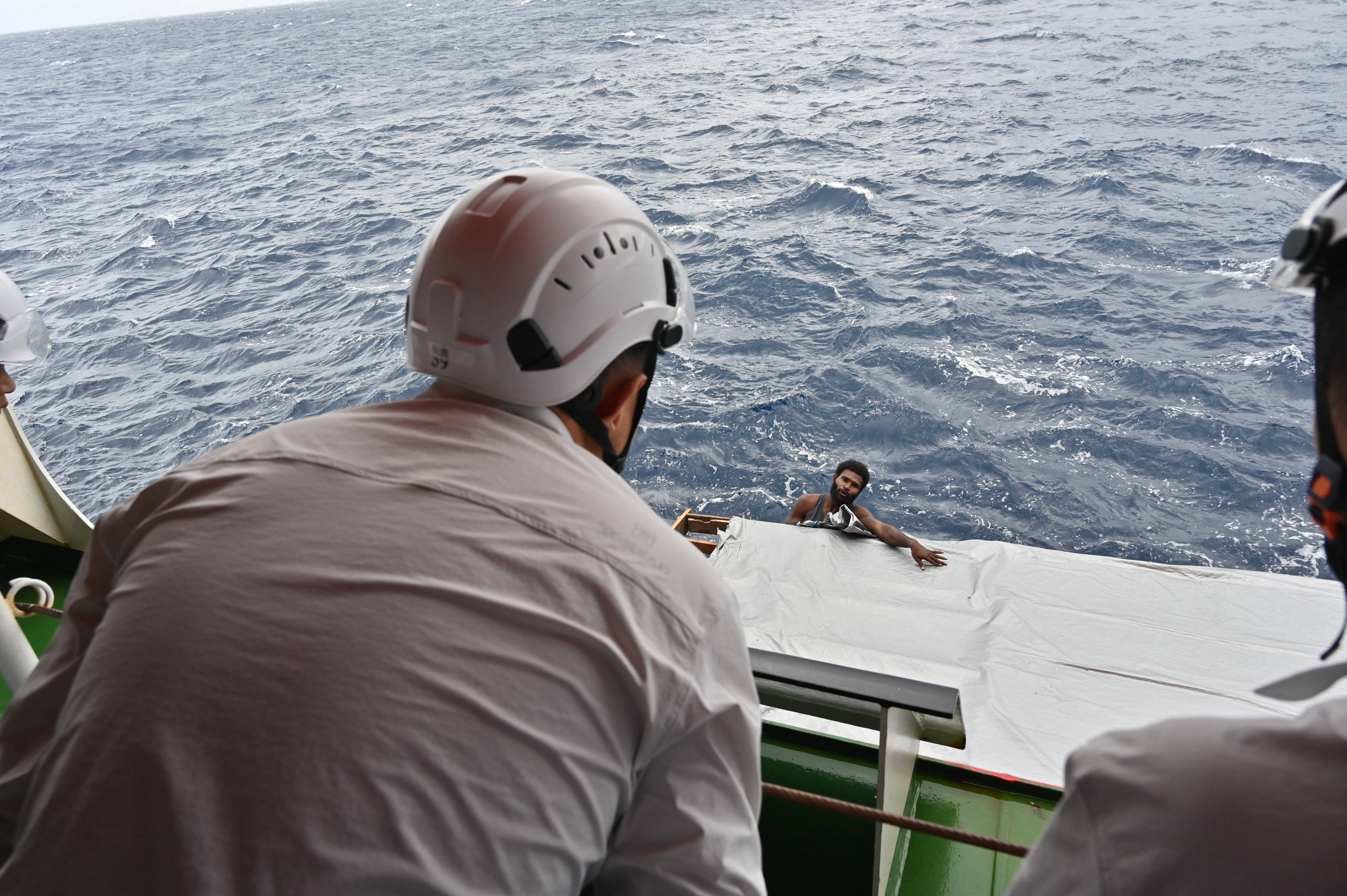 （第40次南极考察·图文互动）“雪龙2”号航行途中成功救援一求救船只