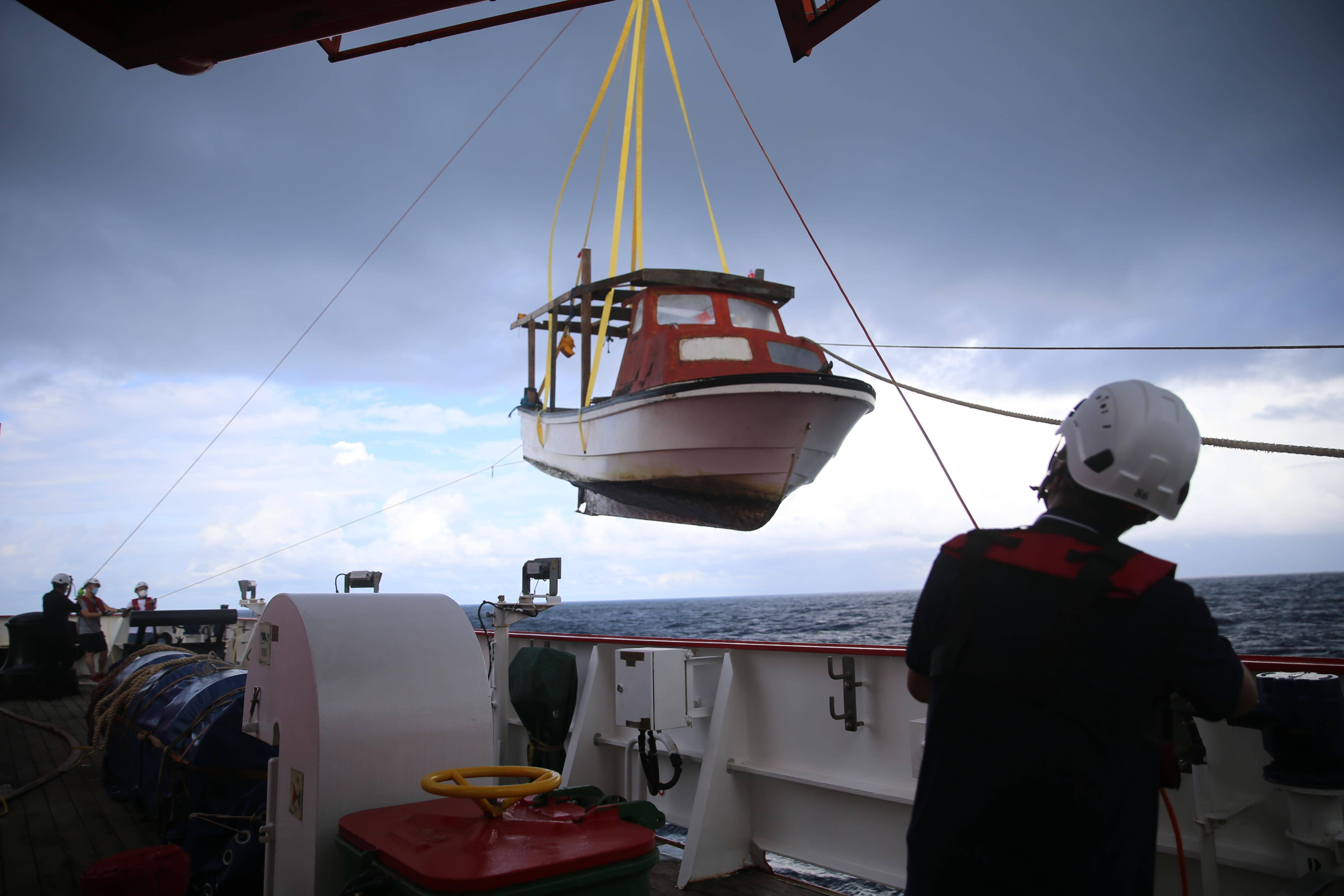 （第40次南极考察·图文互动）“雪龙2”号航行途中成功救援一求救船只