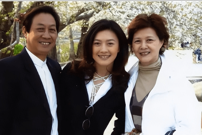 亿万富豪徐明：病死狱中8年后，明星妻子田海蓉和女儿过得怎样？